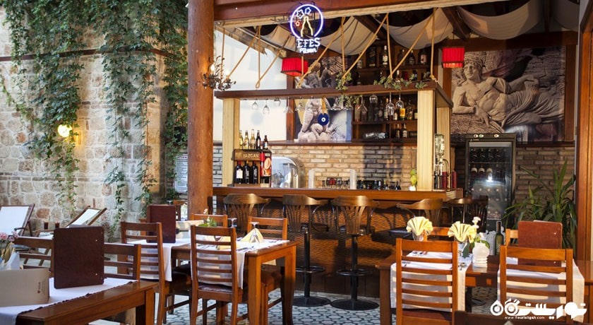 رستوران فضای باز  کنار استخر 